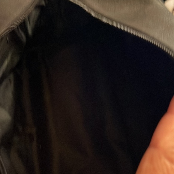 Black leather men’s cosmetic bag. Size 10X5. Calf leather great pre owned . - Picture 7 of 8